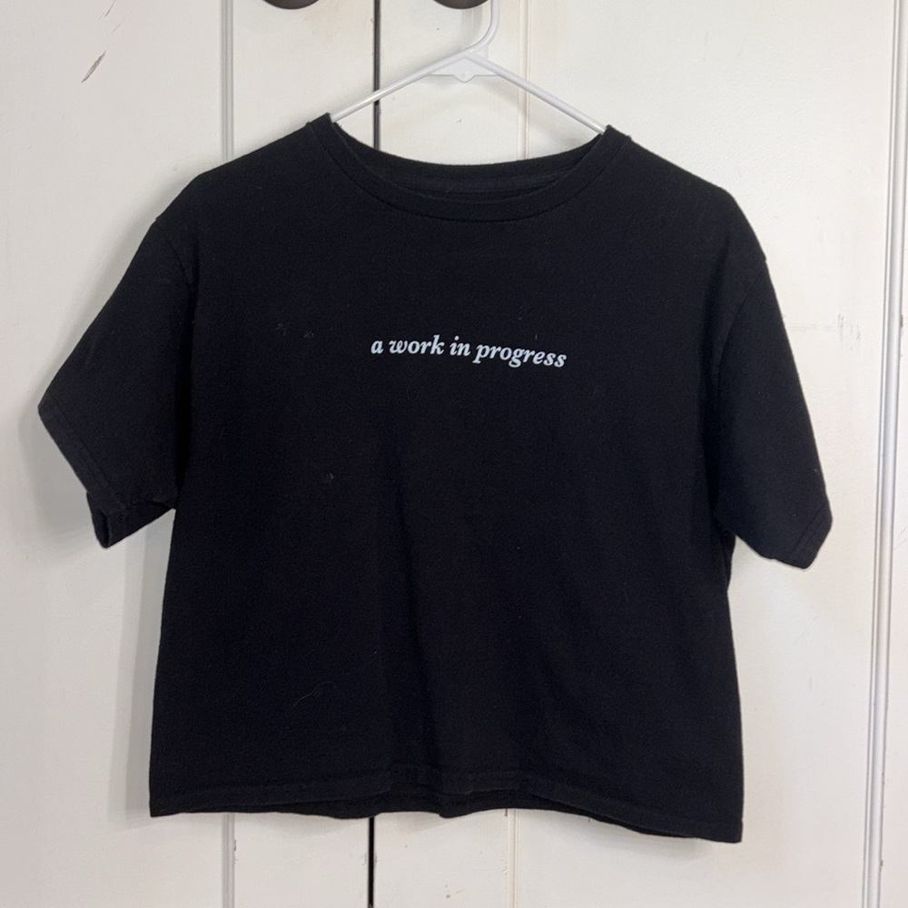 Black Cropped Graphic Shirt - Urban Outfitters